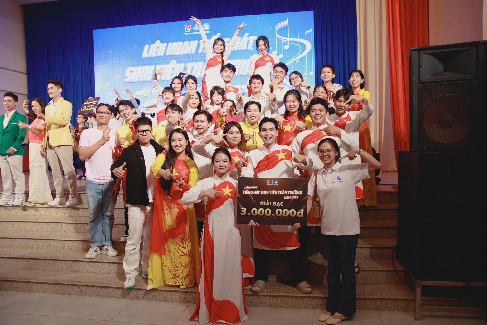 🏆 Đoàn – Hội Khoa Công Nghệ Thông Tin Xuất Sắc Giành Giải Bạc Tại Liên Hoan Tiếng Hát Sinh Viên Toàn Trường 2025